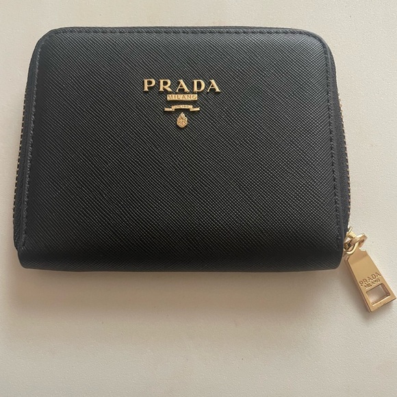 Prada wallet 
Color : Black
Condition : Slightly used - Picture 1 of 4